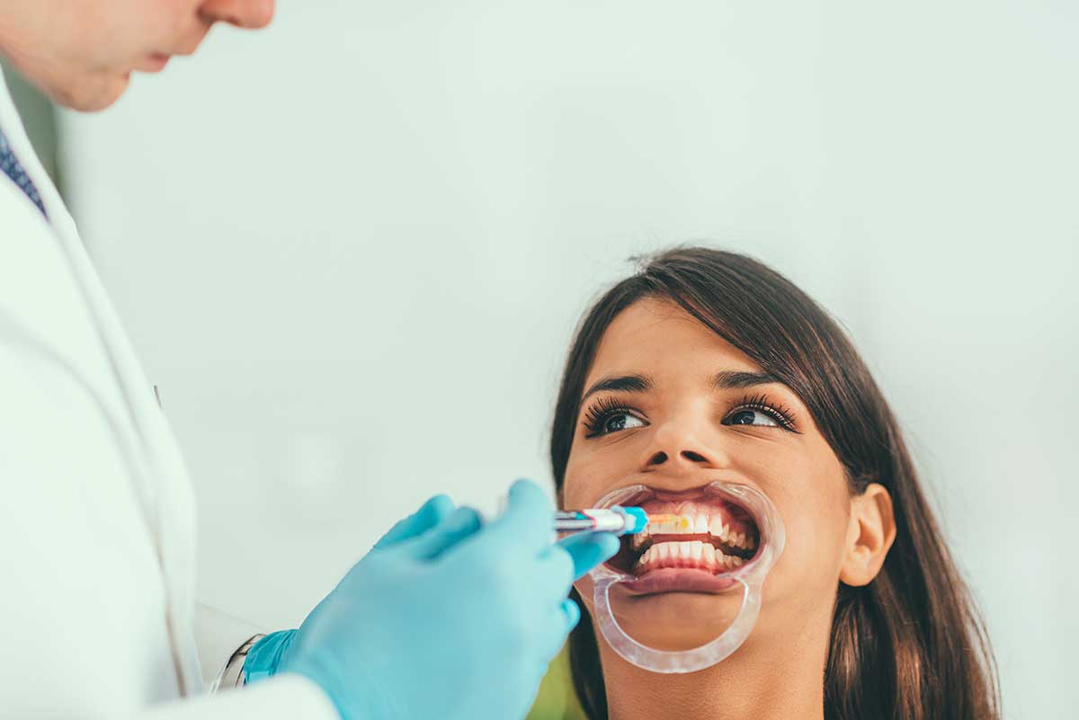 Manual tooth whitening procedure